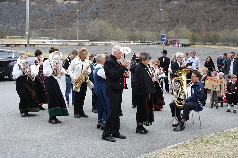 Nasjonalsangen vert spelt på Borgund